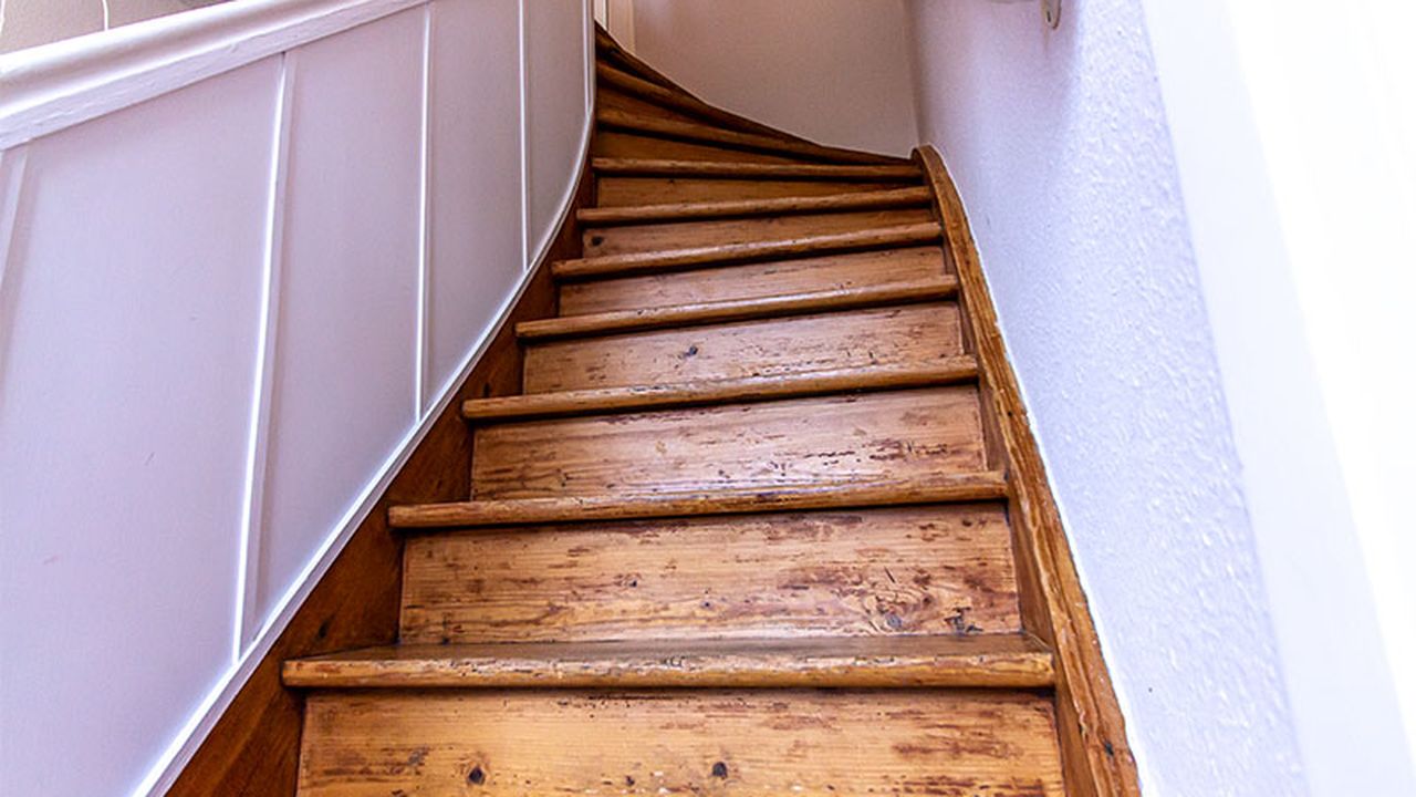 steilere Holztreppe zu den Ferienwohnungen steilere Holztreppe zu den Ferienwohnungen